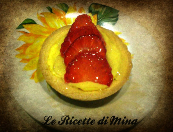 Crostatine-alla-crema-pasticcera-e-fragole