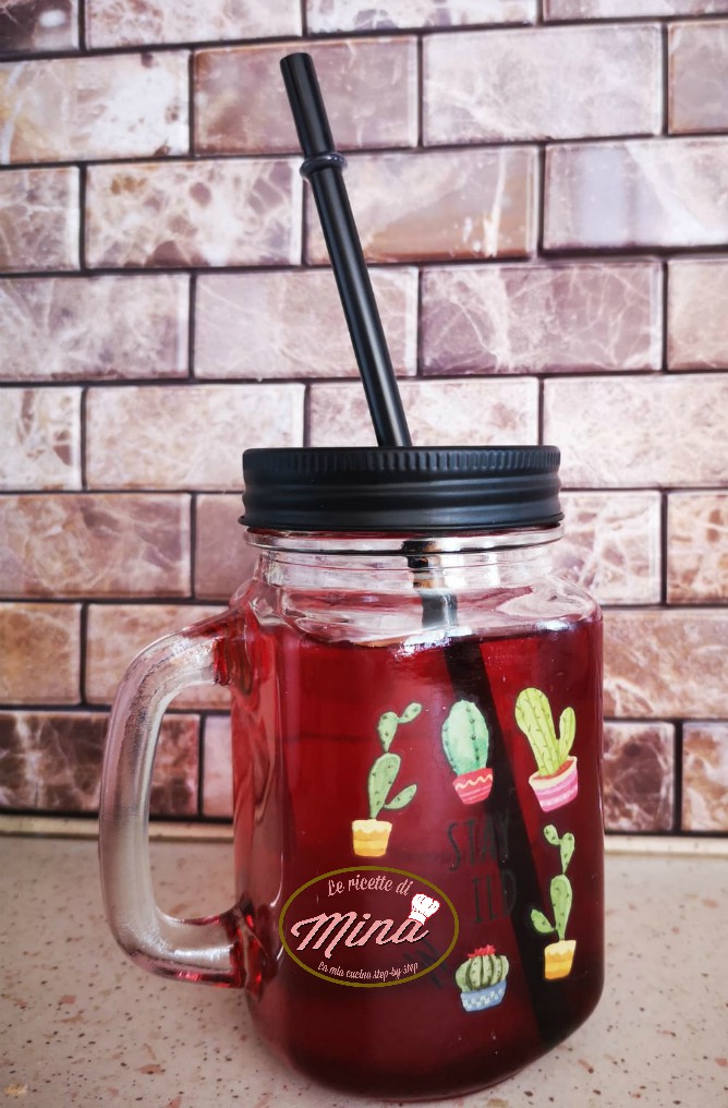 Bibita allo sciroppo di amarene