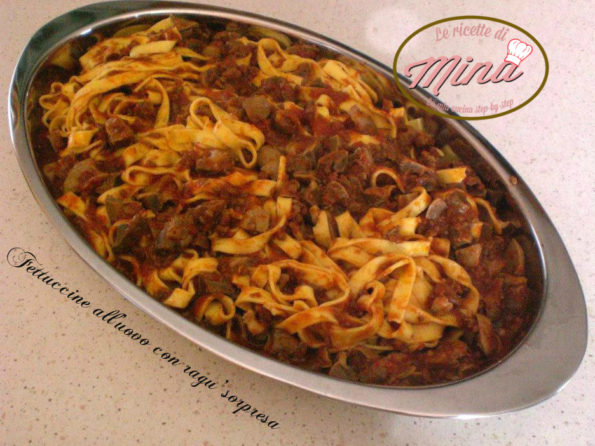 Fettuccine condite con ragù sorpresa