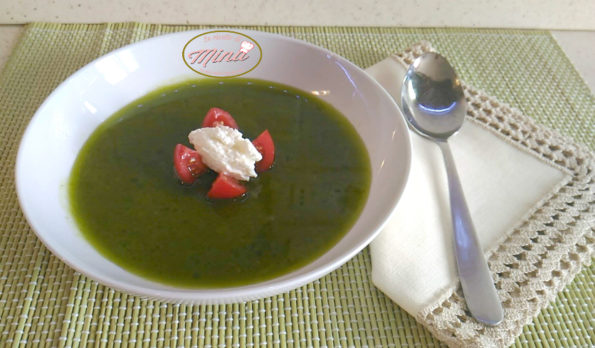 Passato di spinaci e quenelle di ricotta