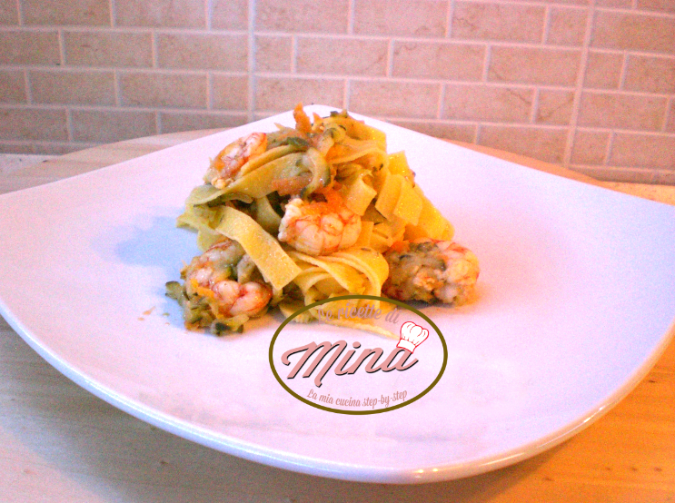 Tagliatelle con gamberi e verdure croccanti