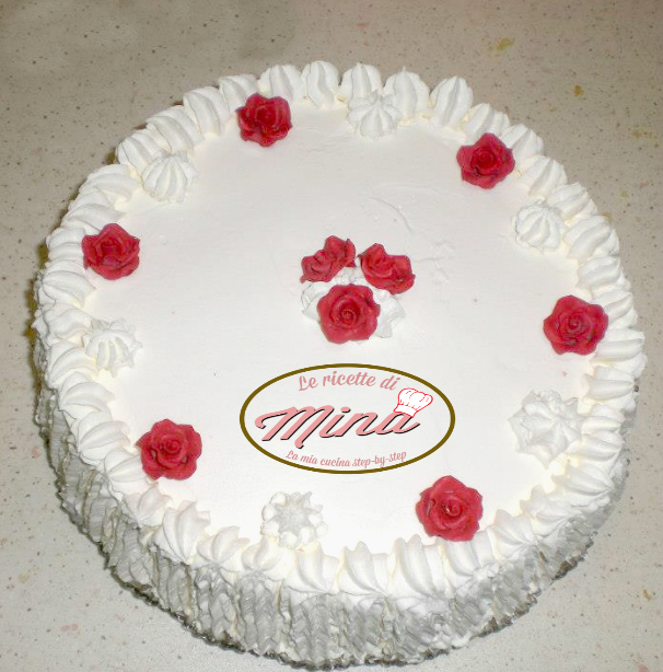 Torta delicata panna e rose