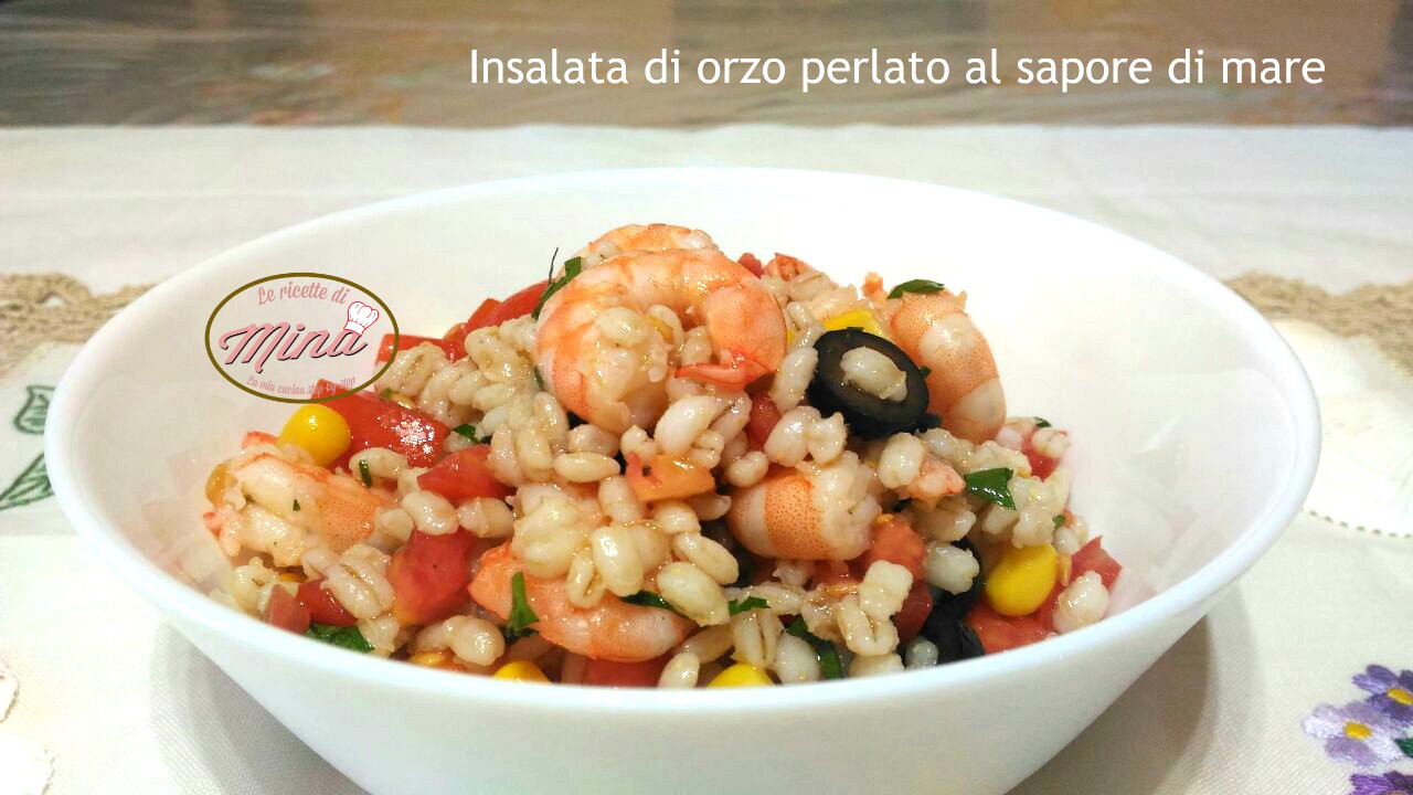 Insalata di orzo perlato al sapore di mare