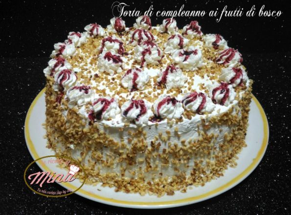 Torta di compleanno ai frutti di bosco