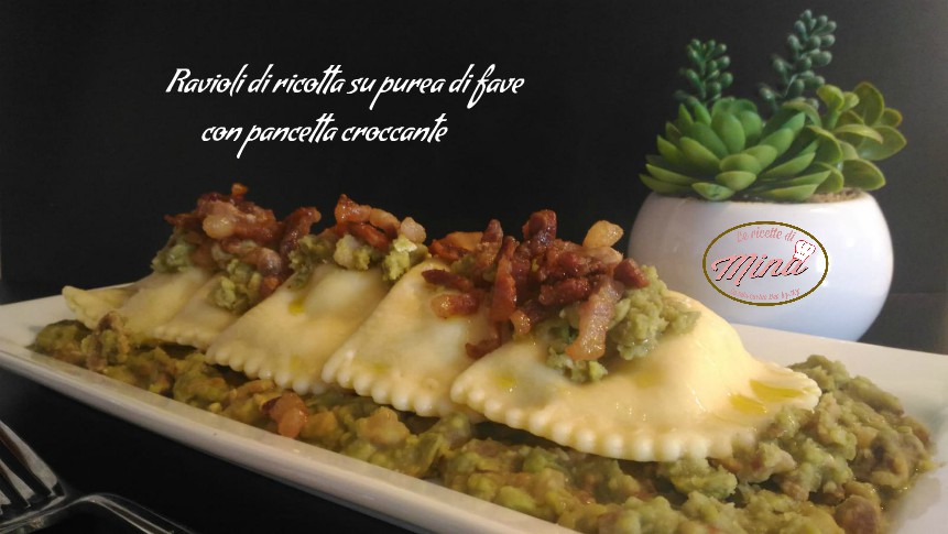 Ravioli di ricotta su purea di fave con pancetta croccante