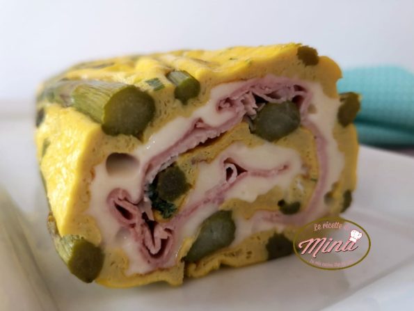 Rotolo di frittata cremosa con asparagi