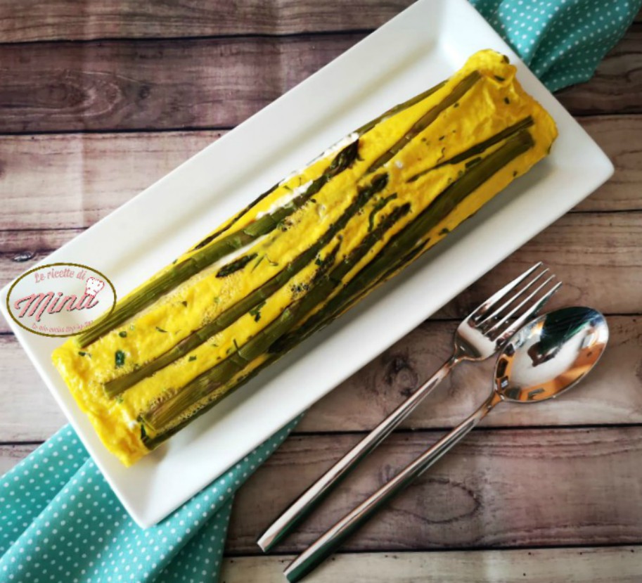 Rotolo di frittata cremosa con asparagi