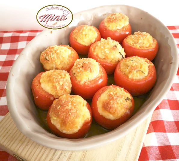 Pomodori rossi a grappolo ripieni