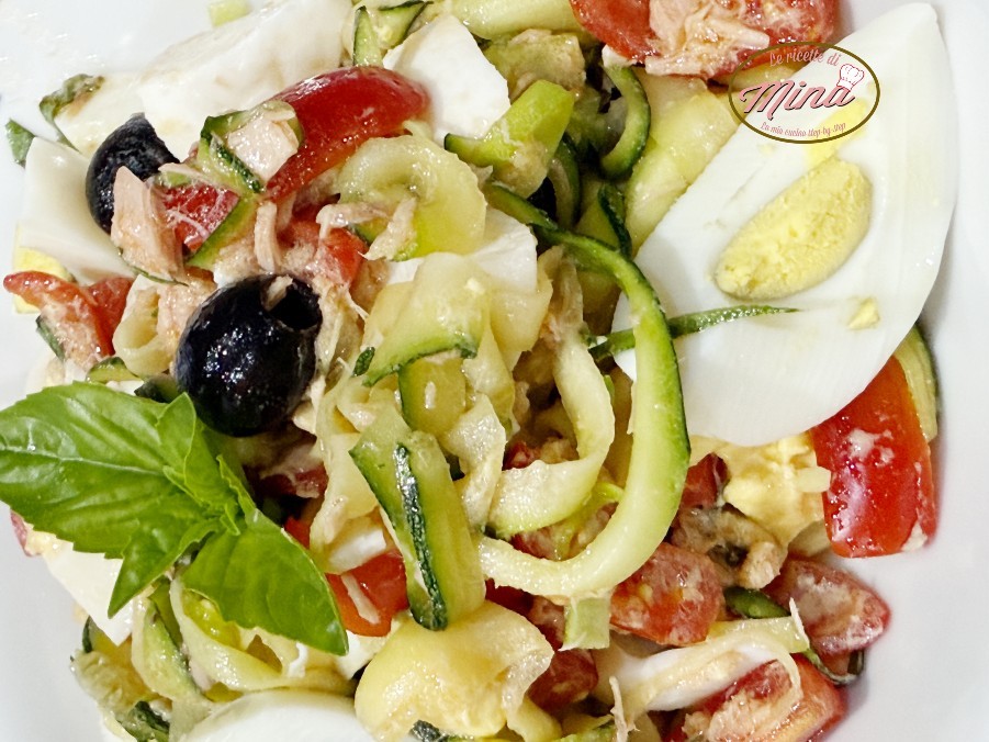 Insalata estiva con zucchine crude