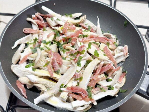 Farfalle con funghi pleurotus e spek