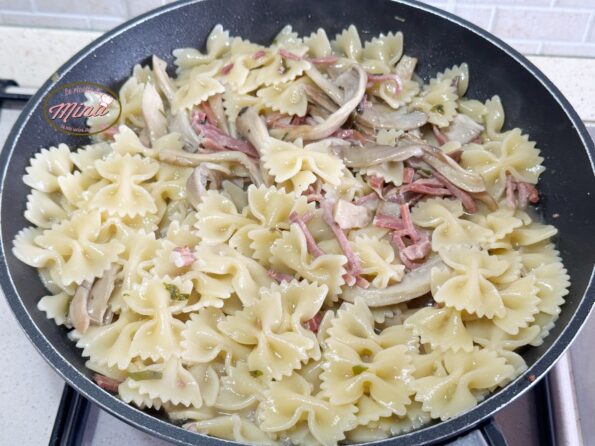 Farfalle con funghi pleurotus e spek
