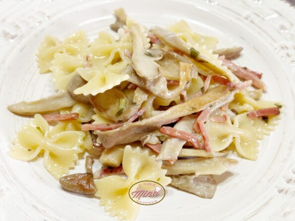 Farfalle con funghi pleurotus e spek