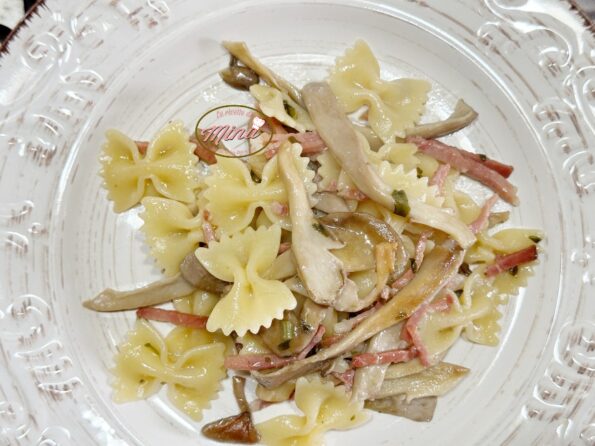 Farfalle con funghi pleurotus e spek