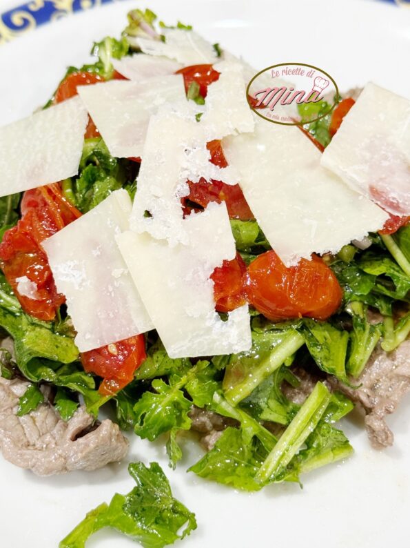 Straccetti di vitello con la rucola e parmigiano