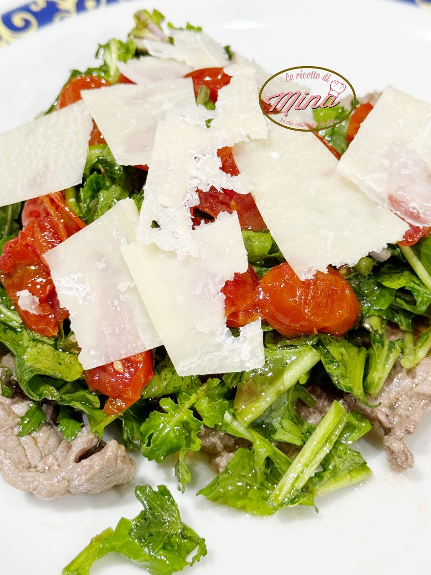 Straccetti di vitello con la rucola e parmigiano