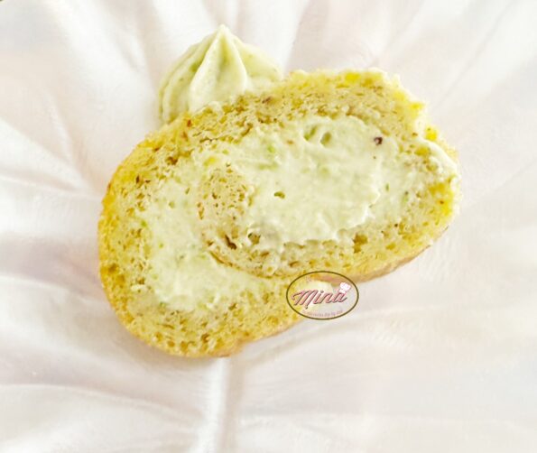 Rotolo al pistacchio con crema di pistacchi