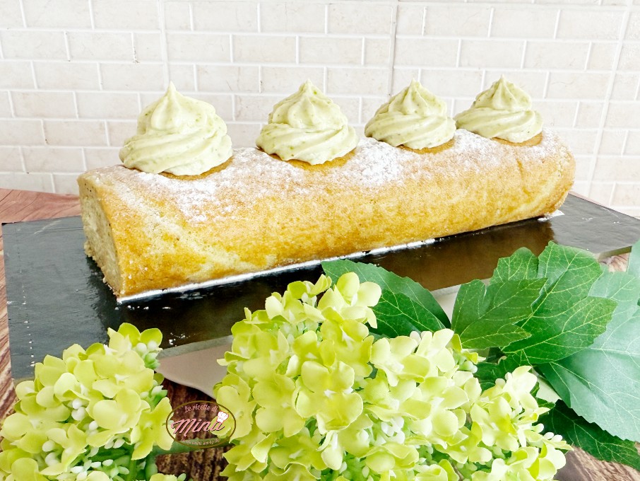 Rotolo al pistacchio con crema di pistacchi