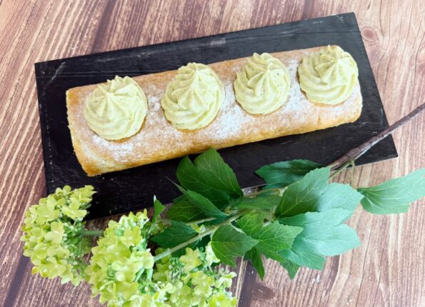 Rotolo al pistacchio con crema di pistacchi