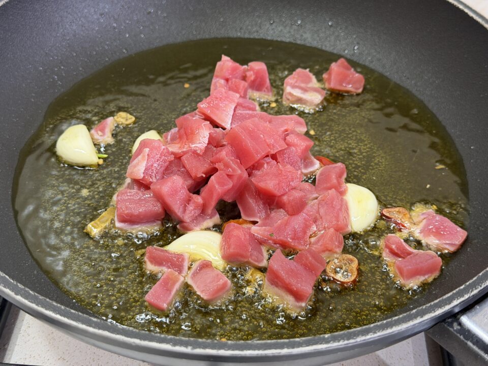 Pasta con tonno fresco