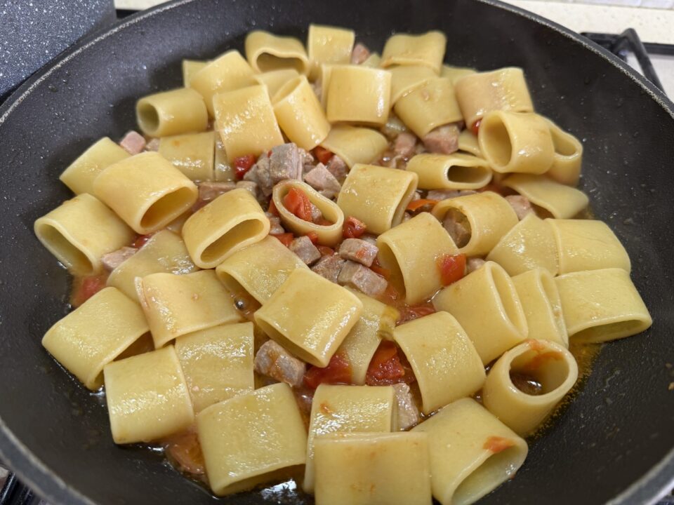 Pasta con tonno fresco
