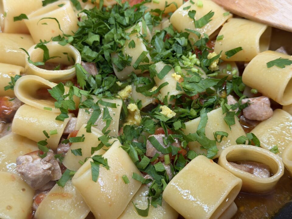 Pasta con tonno fresco