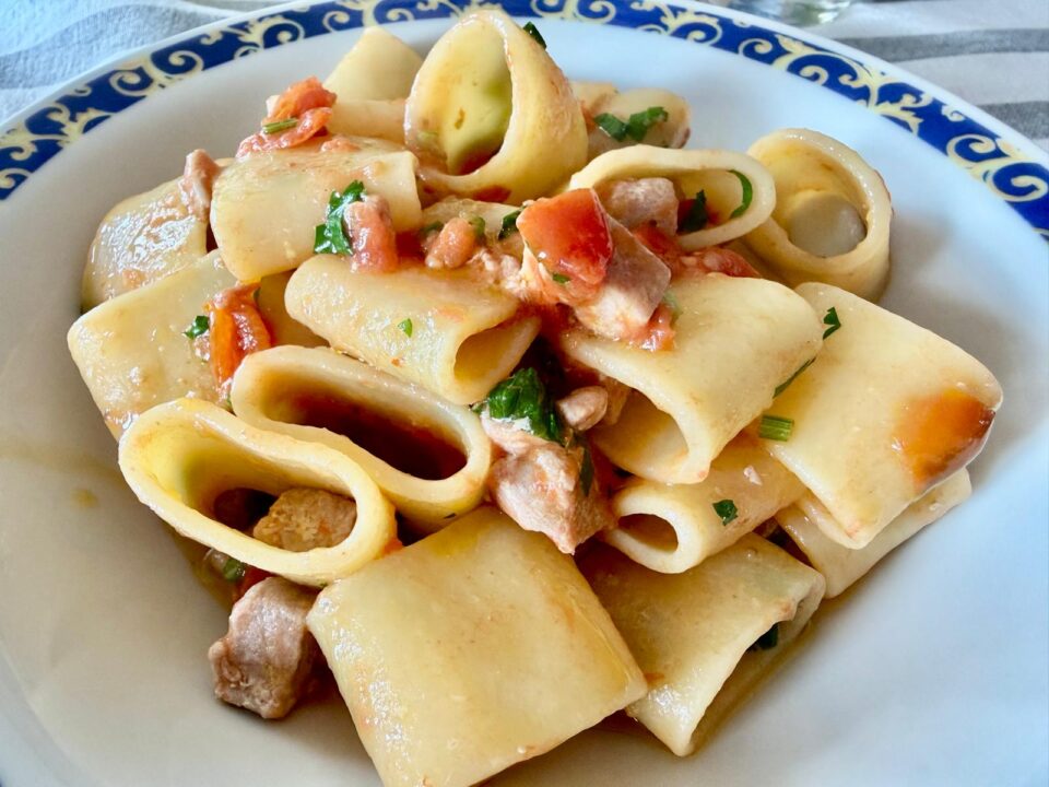 Pasta con tonno fresco