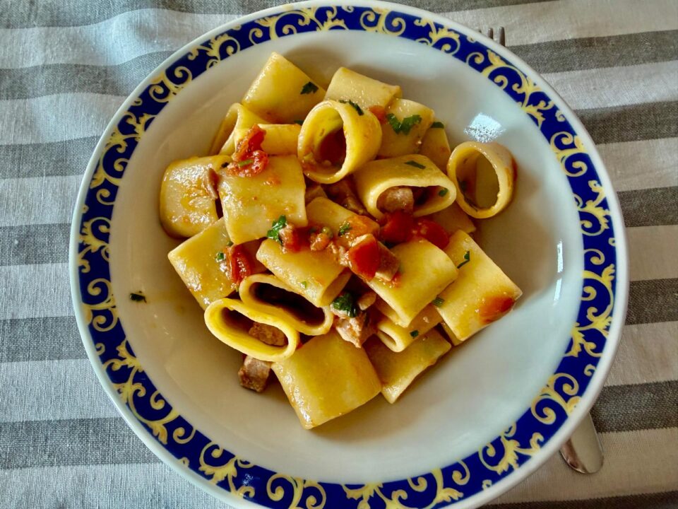 Pasta con tonno fresco
