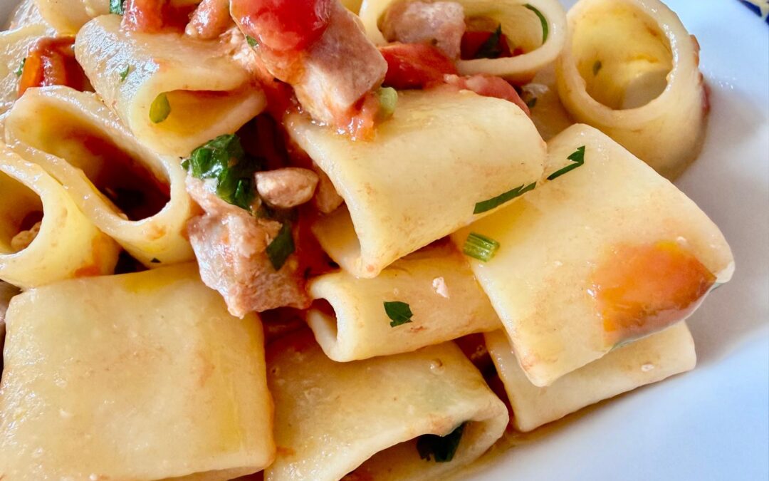 Pasta con tonno fresco
