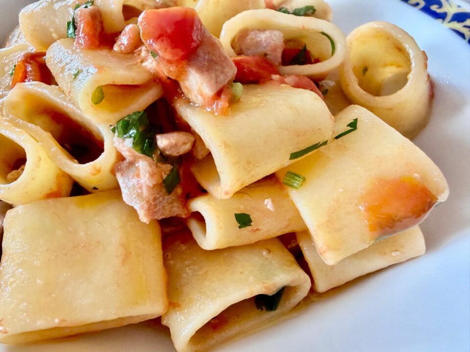 Pasta con tonno fresco